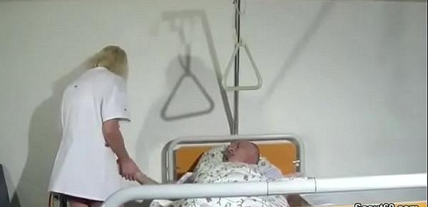  Krankenschwester hilft alten Patienten mit einem Fick im KH